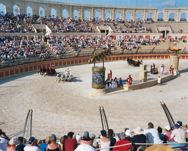  Le parc du Puy du Fou sur la route de l'Hôtel Le Royalty - 