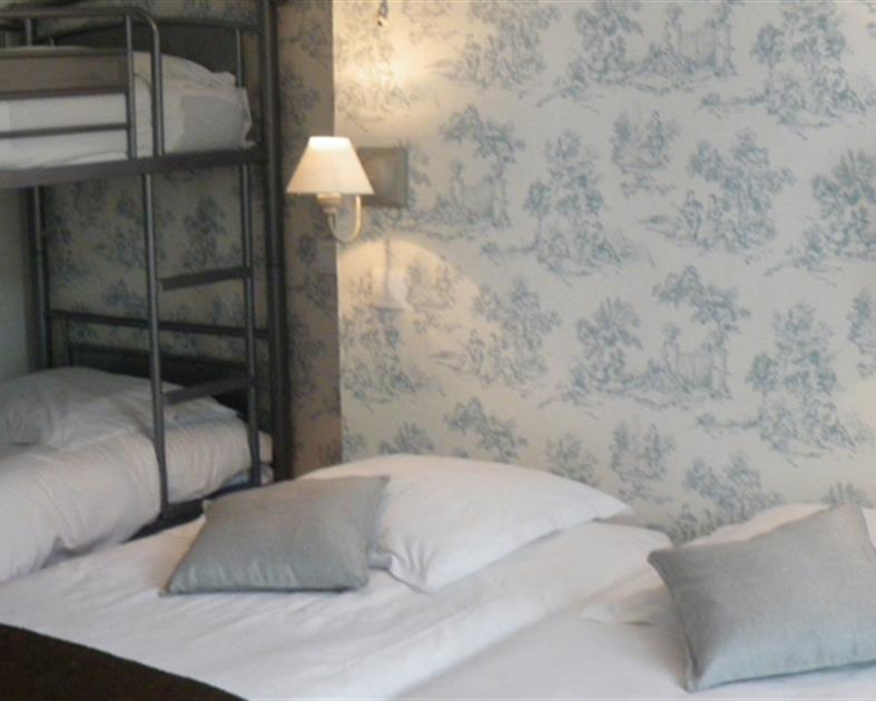 Chambre quadruple famille - Hôtel 2 étoiles Le Royalty à Angers - 