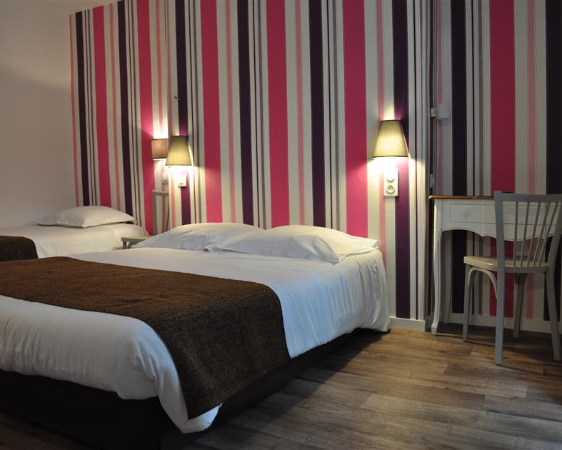 Chambre triple hôtel le royalty angers - 