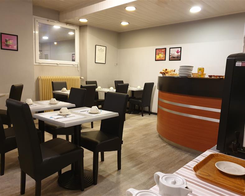 La salle du petit déjeuner -  Hôtel 2 étoiles Le Royalty à Angers - 