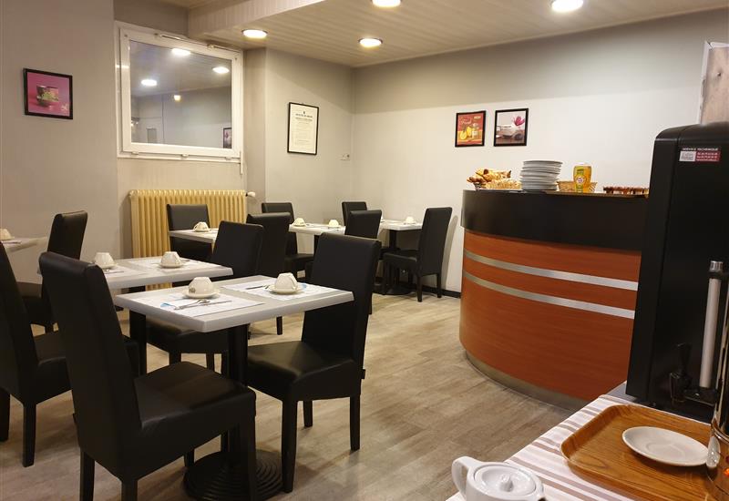 La salle du petit déjeuner -  Hôtel 2 étoiles Le Royalty à Angers - 