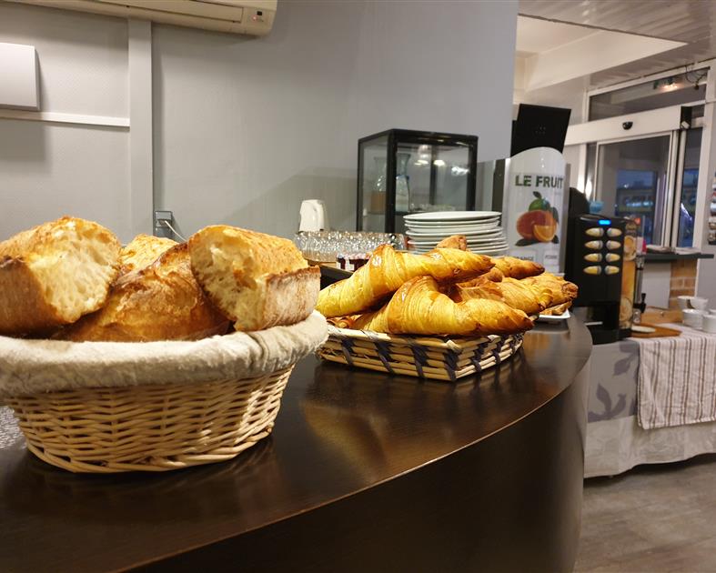La salle du petit déjeuner -  Hôtel 2 étoiles Le Royalty à Angers - 